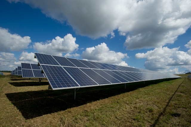 Dove investire oggi. Impianto fotovoltaico moderno su tetto di casa, simbolo di investimento sostenibile ed energia rinnovabile.