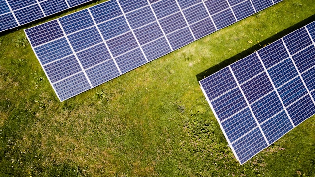 Vasta area con impianto fotovoltaico a terra che aiuta le PMI a risparmiare sulle bollette luce e gas.