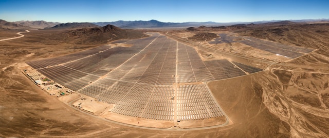 Ampia area coperta da pannelli fotovoltaici 


