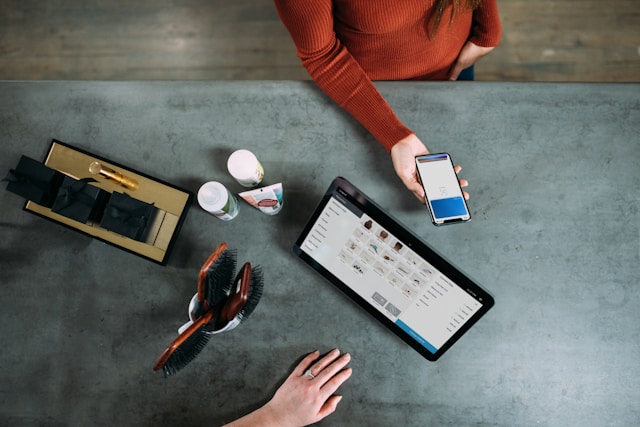 Persona che effettua un pagamento digitale con smartphone su POS