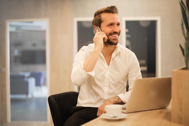 Imprenditore al telefono mentre riceve una telefonata da un consulente prisma 