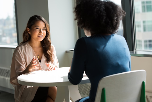Consulente esperto spiega soluzioni di consulenza finanziaria a un cliente