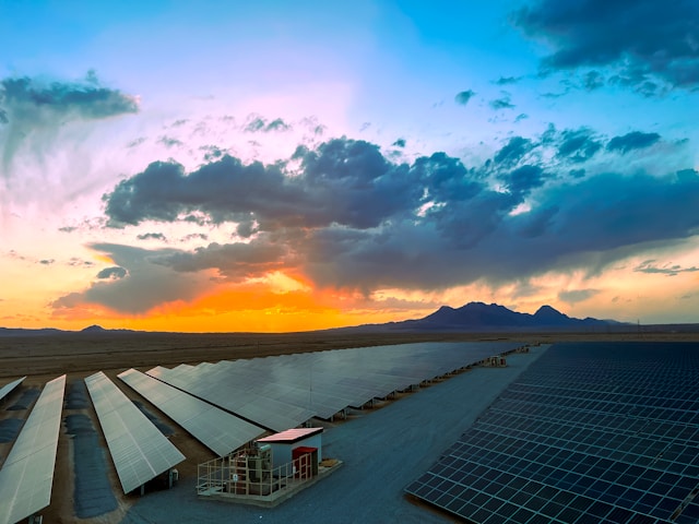 Sistema fotovoltaico su edificio commerciale per sostenibilità e risparmio energetico