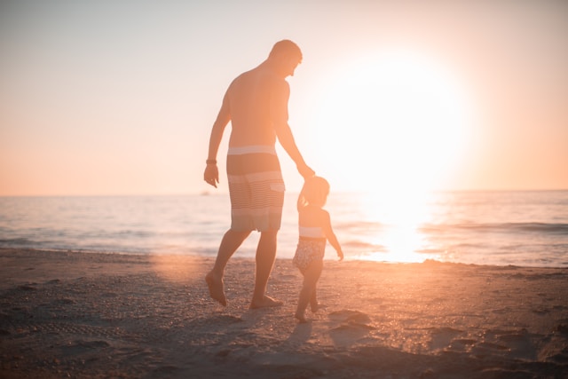 Padre e figlio sorridenti, protetti da una polizza assicurativa sulla vita.