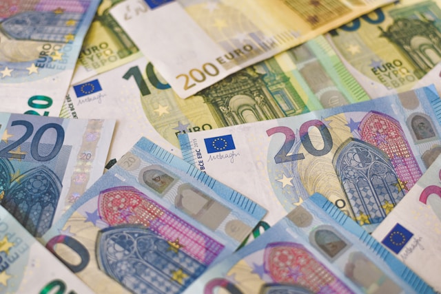 Monete e banconote in euro disposte per credito redditizio

