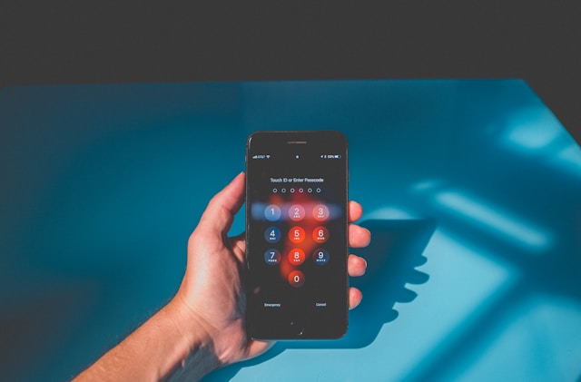 Consulente che spiega ai clienti le misure di sicurezza digitale