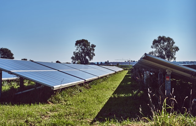 Pannelli solari ad alta efficienza che trasformano la luce del sole in energia pulita