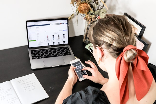 Imprenditrice ecommerce controlla i risultati del sito con Google