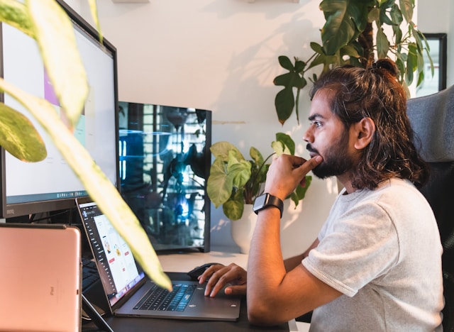 Consulente che gestisce clienti online lavorando comodamente da casa con il computer portatile. Scopri come lavorare da casa al pc con Prisma.