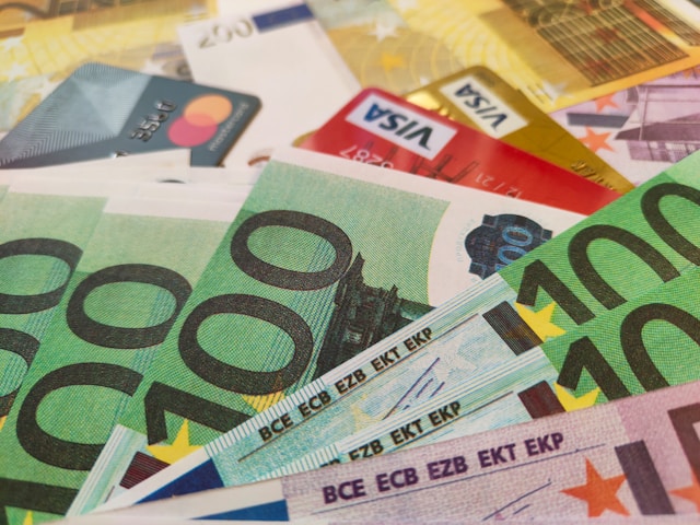 Denaro in euro pronto per essere investito in una piccola impresa grazie al microcredito