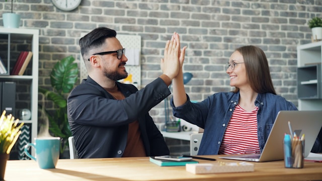 Donna e consulente di Prisma discutono e collaborano durante una sessione di consulenza.