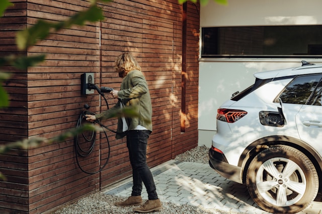 Colonnina di ricarica Volta per auto elettriche collegata a impianto fotovoltaico domestico.